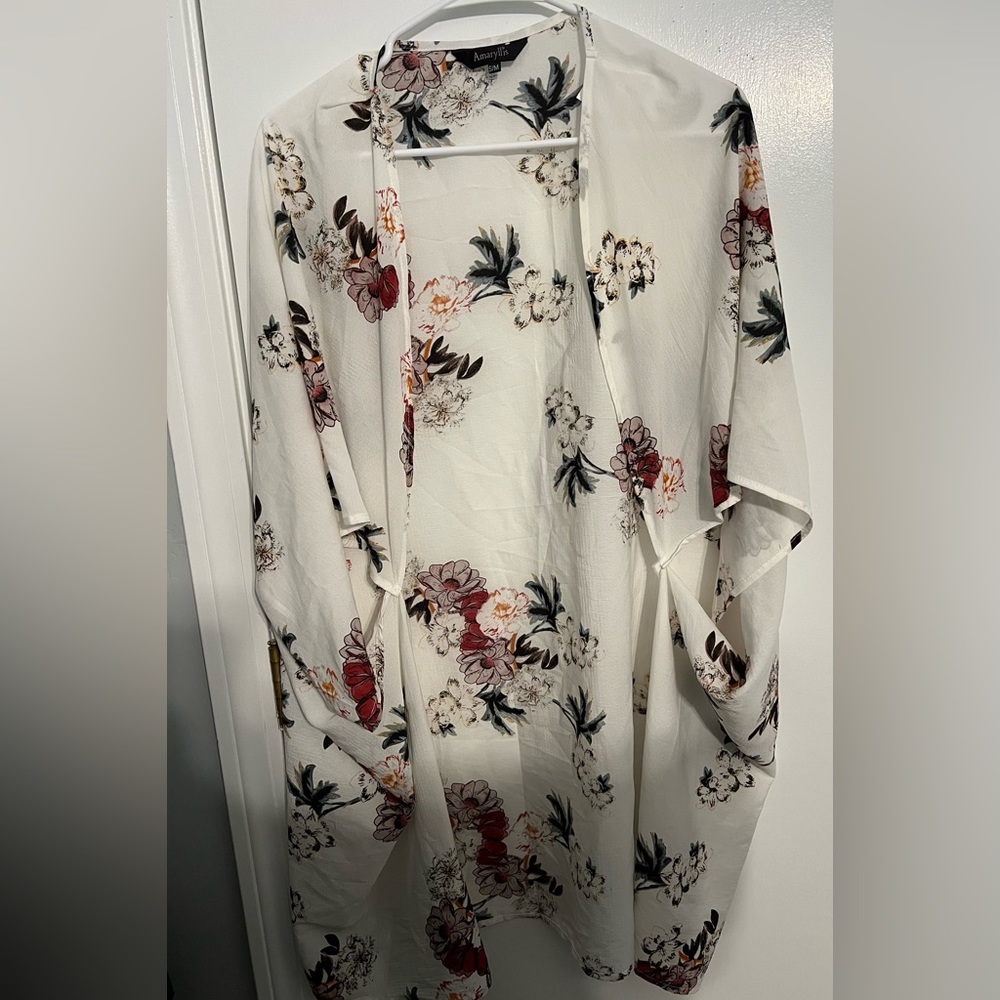 Beach cover up/kimono. Size S/M but runs big.